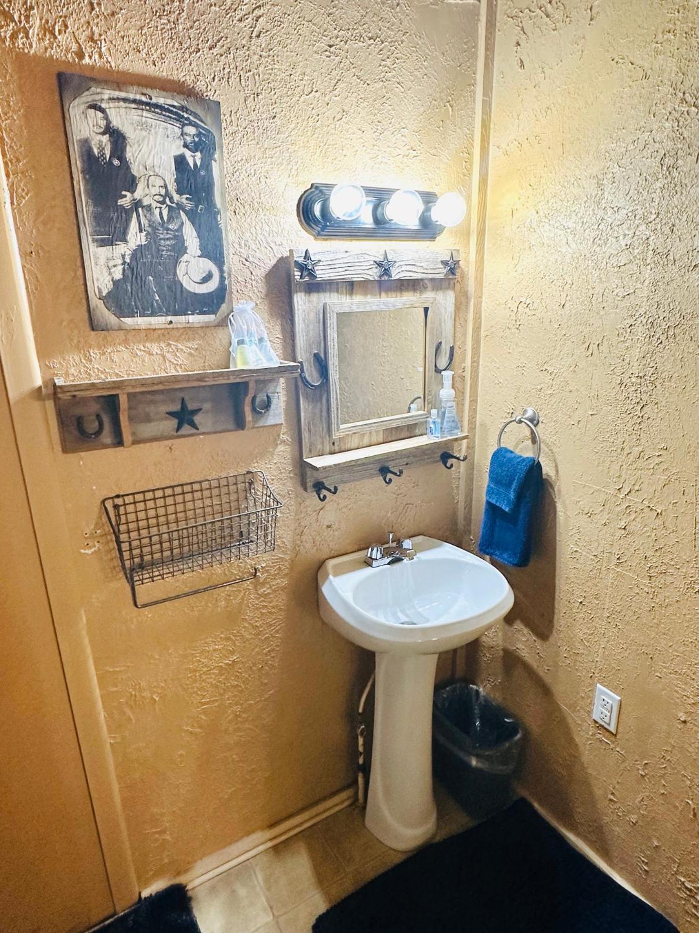 Acorn Hideaways Canton Rustic Old West Frontier Suite Экстерьер фото