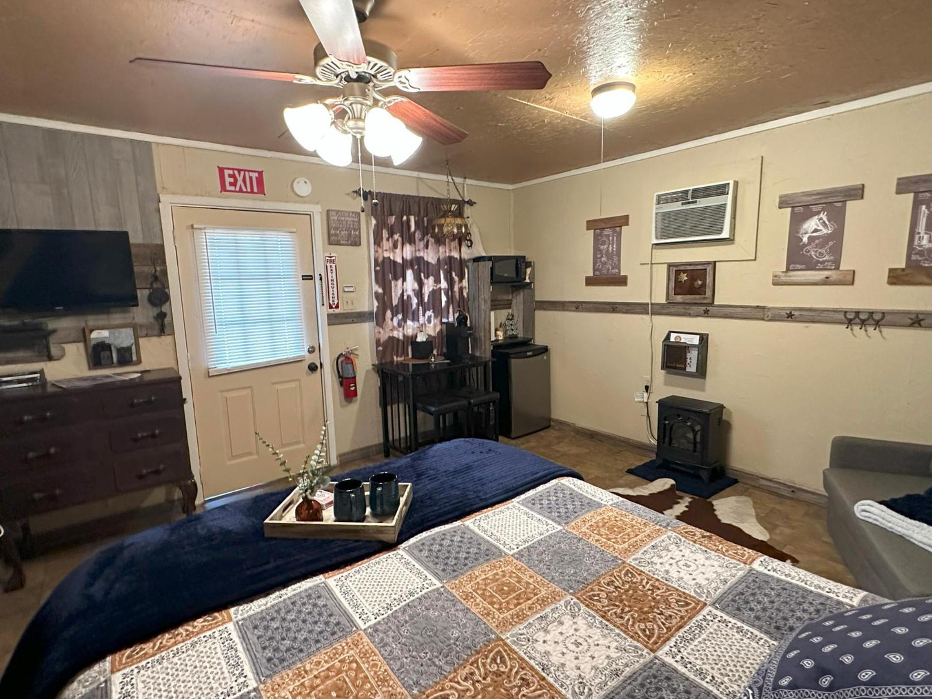 Acorn Hideaways Canton Rustic Old West Frontier Suite Экстерьер фото