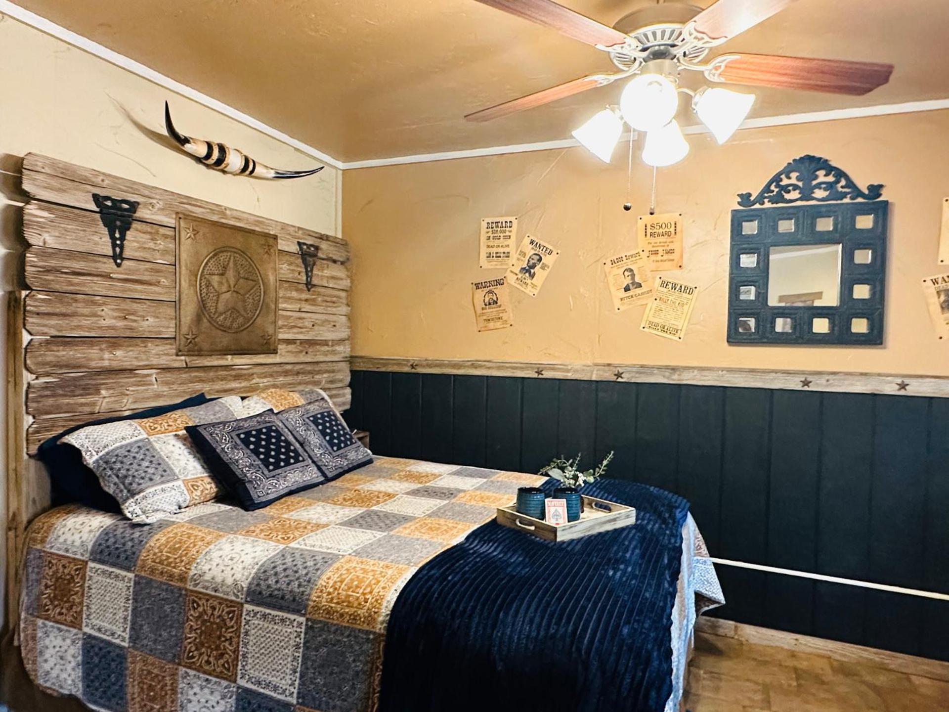 Acorn Hideaways Canton Rustic Old West Frontier Suite Экстерьер фото