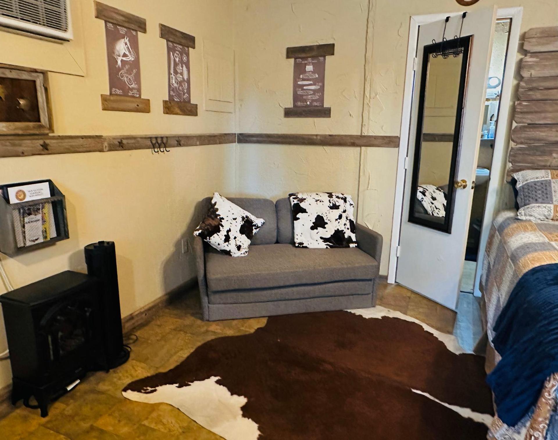 Acorn Hideaways Canton Rustic Old West Frontier Suite Экстерьер фото